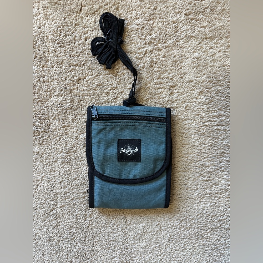 Eagle Creek Blue Neck Wallet trifold design